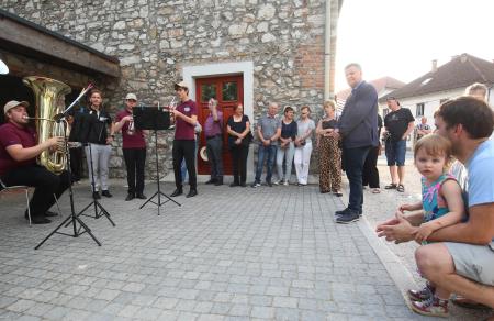 ODKRITJE HISTORIČNIH TABEL 02 FOTO LJUBO VUKELIČ